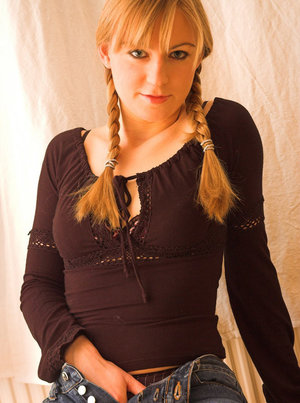 18 year old girl Amber nudes the cum from her bf's cock after they screw